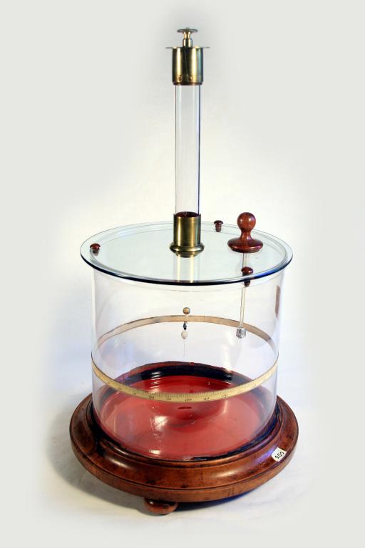 Présentation de la collection d'instruments scientifiques du lycée Émile Zola, Avenue Jean Janvier (Rennes)