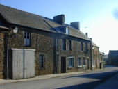 Alignement de cinq maisons, la Basse Cour, voie communale 6 (Cuguen)