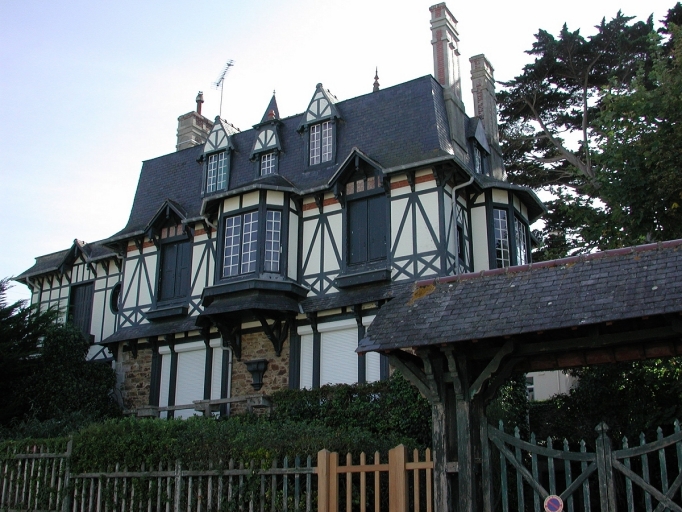Maison dite Manoir Planel puis Villa Le Trianon, aujourd'hui Ker Hélios, 42 rue Cottard ; 6 rue Charles de Gannes, le Val-André (Pléneuf-Val-André)