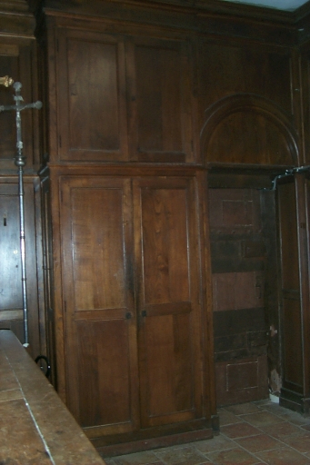Meuble de sacristie : chasublier, lambris de revêtement