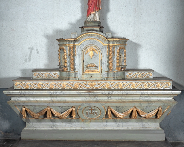 Ensemble de l'ancien maître-autel : autel, tabernacle, 2 gradins d'autel
