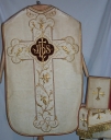 Ornement blanc 5 : chasuble, bourse du corporal, étole, manipule, voile du calice