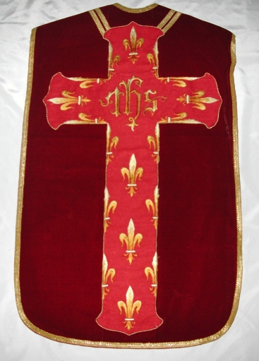 Ornement rouge 1 : chasuble, bourse de corporal, étole, manipule