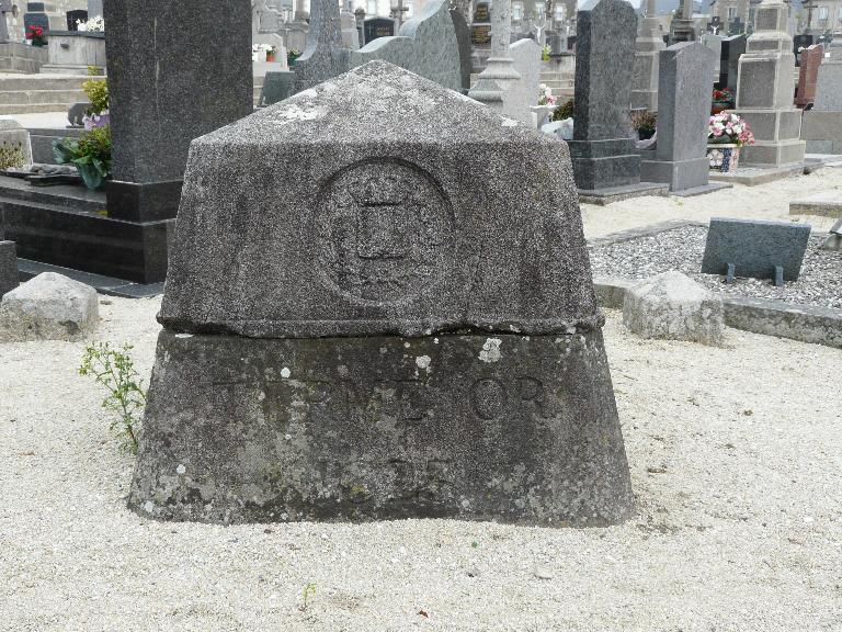 Borne géodésique, dans le cimetière (Plouescat)