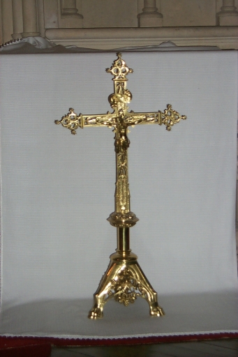 Garniture d'autel : croix d'autel, 2 chandeliers d'autel