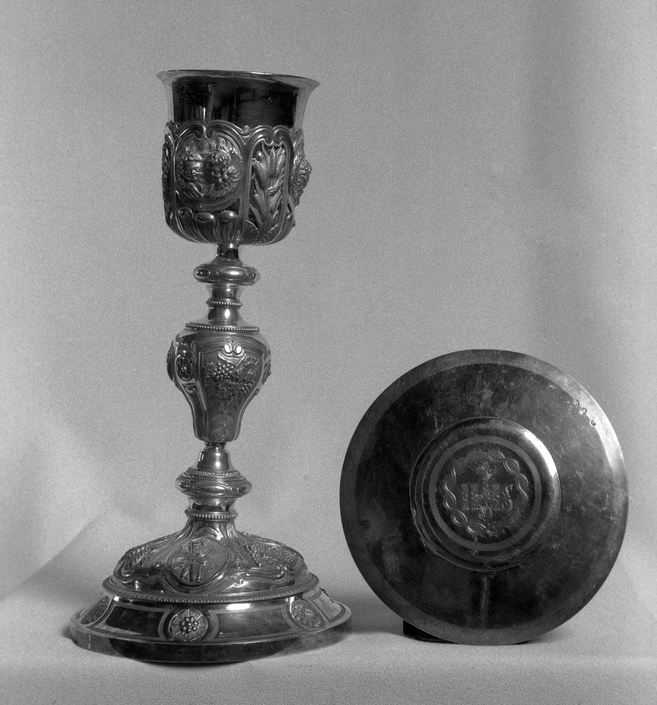 Calice, patène (1), église paroissiale Saint-Caradec (Saint-Caradec-Trégomel)