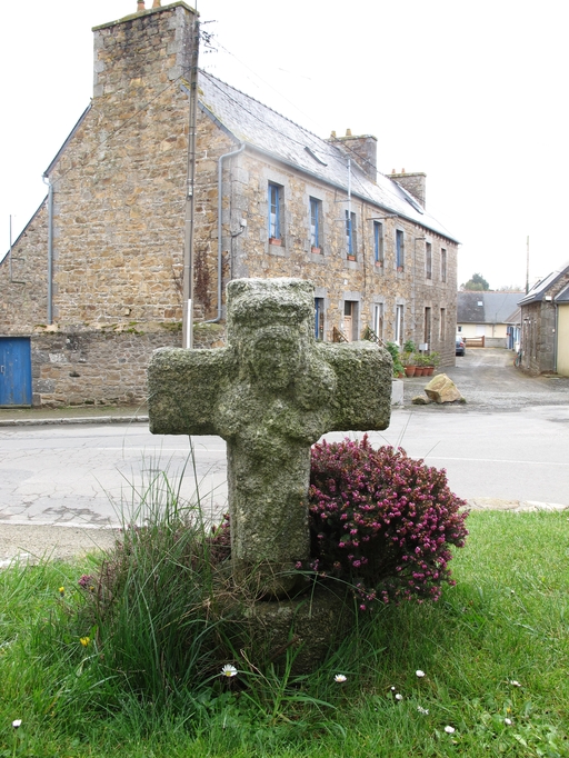 Ancienne croix du presbytère (Caouënnec-Lanvézéac)