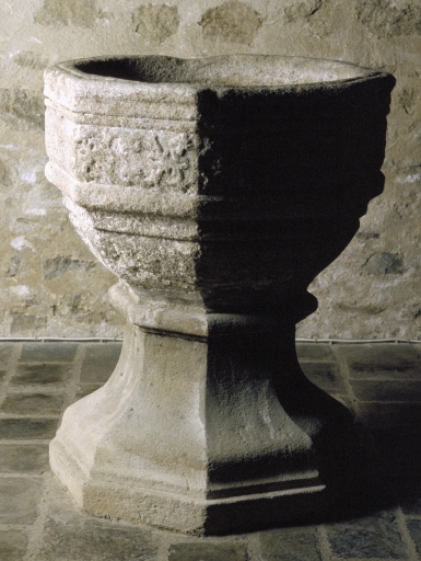 Fonts baptismaux, rue Saint-Etienne (Jugon-les-Lacs fusionnée en Jugon-les-Lacs - Commune nouvelle en 2016)