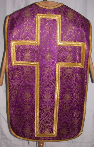 Ornement violet 1 : chasuble, bourse de corporal, étole, voile de calice