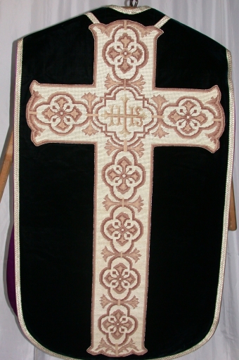 Ornement noir 2 : chasuble, bourse de corporal, étole, manipule, voile de calice