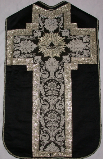 Ornement noir 1 : chasuble, étole, manipule, voile de calice (Tressé fusionnée en Mesnil-Roc'h en 2019)