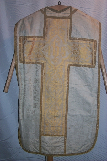 Ornement blanc 7 : chasuble (Maure-de-Bretagne fusionnée en Val d'Anast en 2017)
