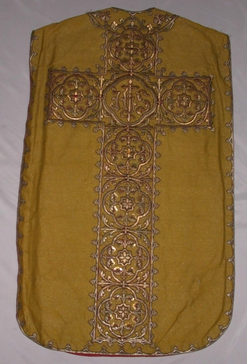 Ornement doré 1 : chasuble, bourse de corporal, étole, manipule, pale, voile de calice
