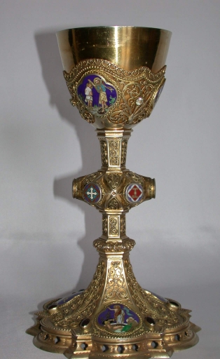 Chapelle d'orfèvrerie : calice, patène, 2 burettes et leur bassin, clochette