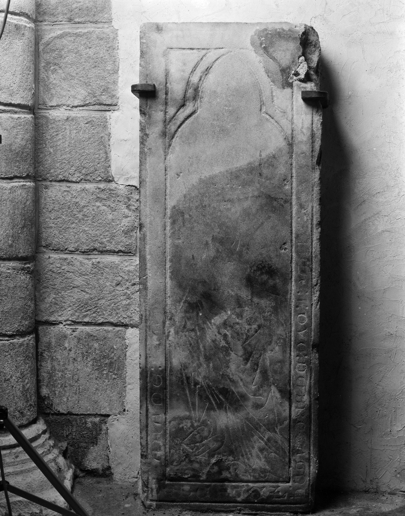 Dalles funéraires (4) (2, 3, 4, 8), des enfants de Bretagne, abbaye de bénédictins Saint-Gildas, de bénédictins de la congrégation de Saint-Maur, de soeurs de la charité de Saint-Louis (Saint-Gildas-de-Rhuys)