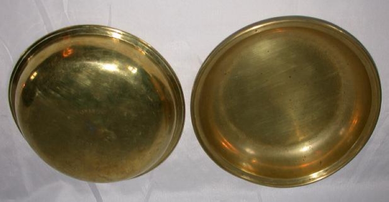 Paire de plats de quête