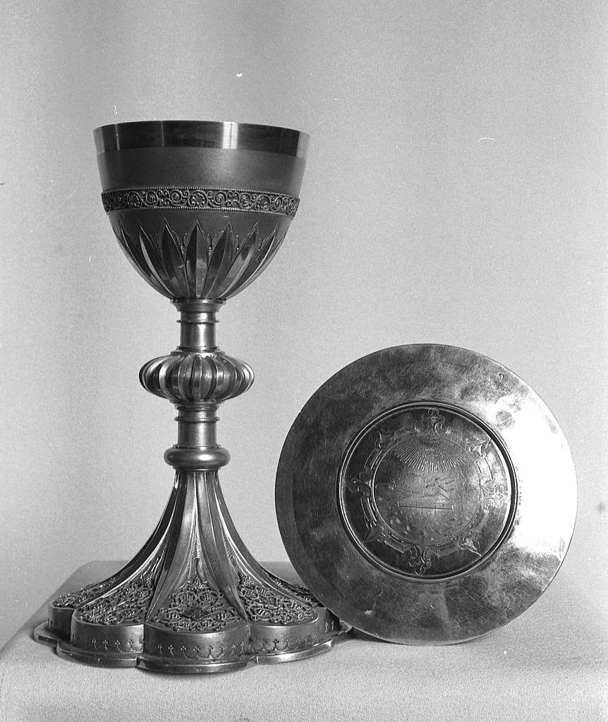 Calice, patène (1), (anciennement calice et patène numéro 2), église paroissiale Saint-Vinoc (Plouhinec-29)