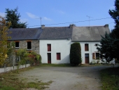 Alignement de trois maisons, Trobert (Renac)