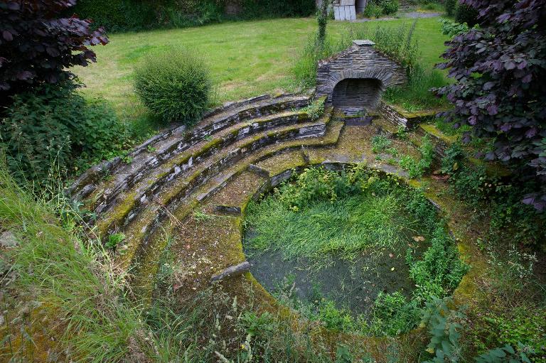 Fontaine et lavoir de l'ancien presbytère, 6 place de la Motte (Saint-Martin-sur-Oust)