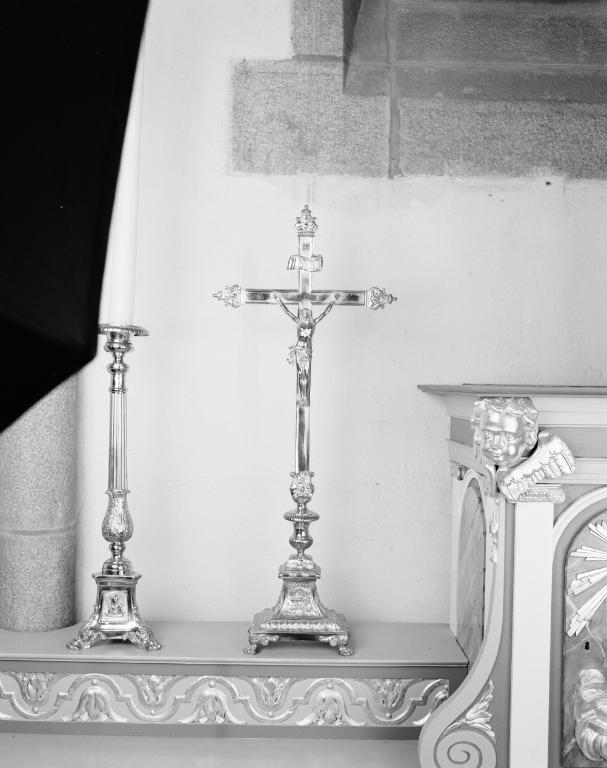 Croix d'autel, chandeliers (4) (série)