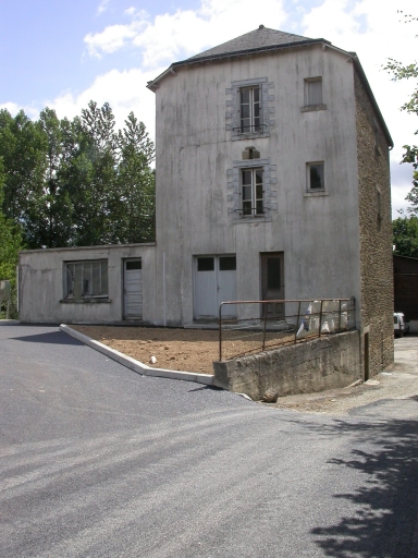 Moulin à farine, puis minoterie de Pontgamp, actuellement maison, D 27 (Plouguenast fusionnée en Plouguenast-Langast en 2019)