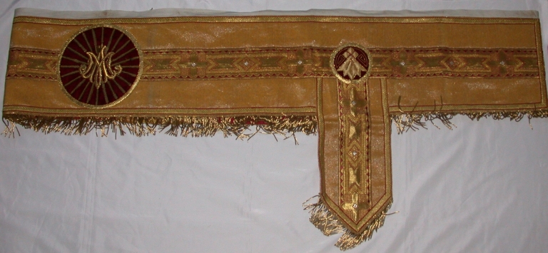 Ensemble de trois tours d'autel et un conopée