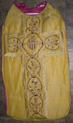 Ornement doré : chasuble, étole, voile de calice, manipule, bourse de corporal