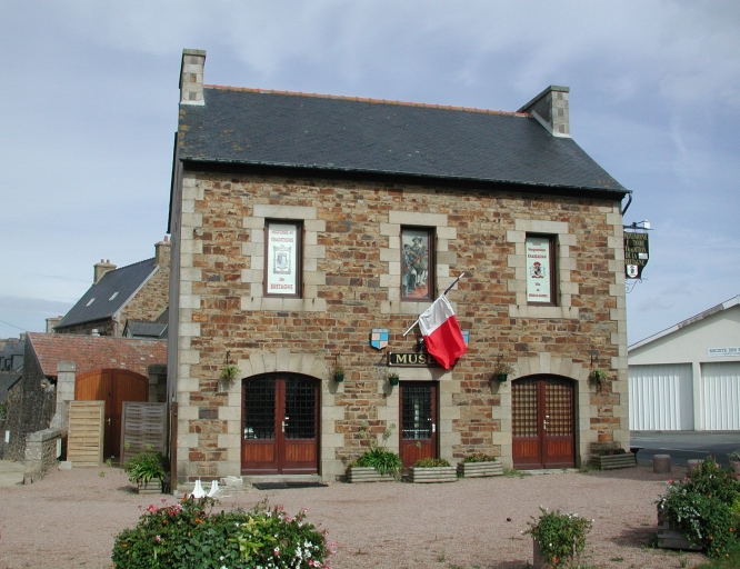Maison dite capitainerie du port de Perros-Guirec, actuellement musée, boulevard de la Mer (Perros-Guirec)