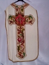 Ornement blanc 3 : chasuble, bourse de corporal, étole, manipule, voile de calice