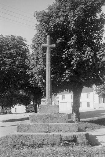 Croix monumentale, place des Maronniers (La Feuillée)