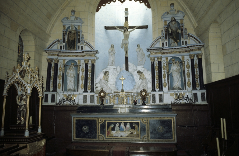 Autel, retable, tabernacle (maître-autel, autel tombeau, retable architecturé, tabernacle à ailes), église paroissiale Saint-Pierre Saint-Paul (Kergrist)