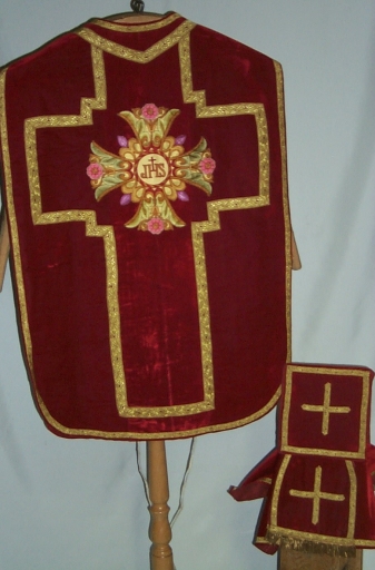 Ornement rouge 4 : chasuble, bourse de corporal, manipule, voile de calice
