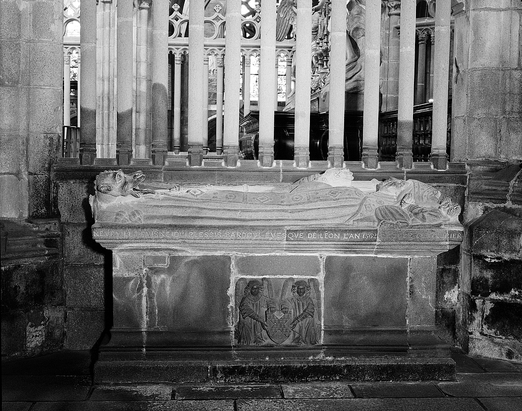 Tombeau : de monseigneur de Neufville, cathédrale de Saint-Paul-Aurélien (Saint-Pol-de-Léon)