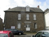 Maison, 2 place de la Mairie (Hédé)