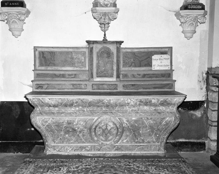 Autel, gradins d'autel (2), tabernacle (maître-autel, autel tombeau), autel de la sainte Famille, église paroissiale Saint-Servais (La Trinité-Surzur)