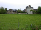 Fromagerie industrielle de la Société des Anciens Etablissements Charles Dayot, puis de la Société des Fromageries du Mont-Dol, puis laiterie industrielle des Nouvelles Laiteries du Mont Dol, actuellement maison, le Pont de l'Isle (La Chapelle-Blanche)