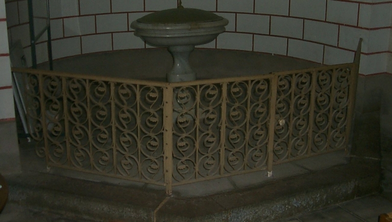 Clôture des fonts baptismaux