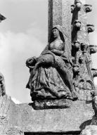 Groupe sculpté (d'applique) : Vierge de Pitié, chapelle Notre-Dame-de-Kergoat (Quéménéven)