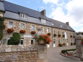 La mairie, la poste et les écoles sur la commune de Penvénan