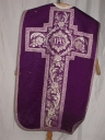 Ornement violet 3 : chasuble, étole, voile de calice, manipule