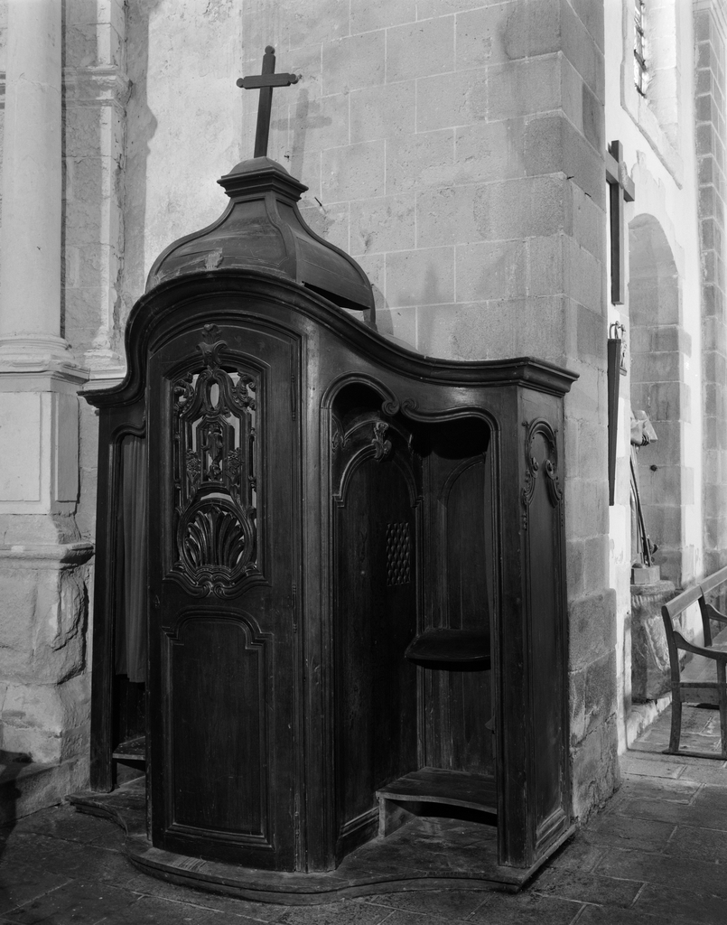 Confessionnal (1), abbaye de bénédictins Saint-Gildas, de bénédictins de la congrégation de Saint-Maur, de soeurs de la charité de Saint-Louis (Saint-Gildas-de-Rhuys)