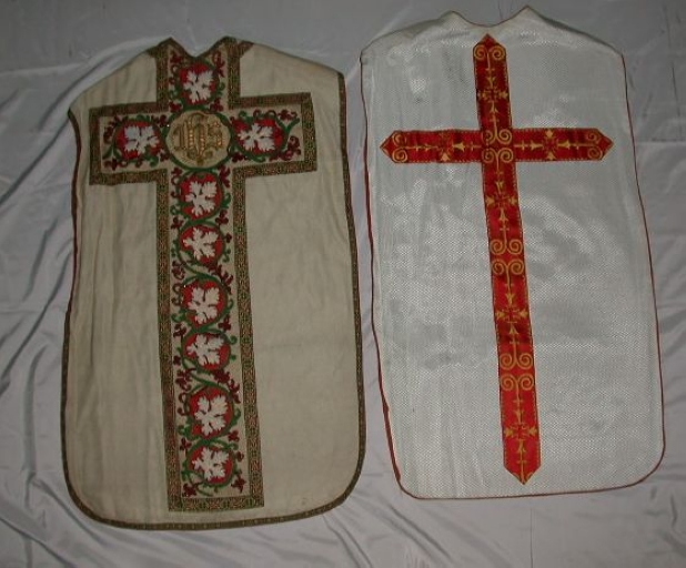 Ornement blanc 1 : chasuble, voile de calice, manipule et bourse de corporal