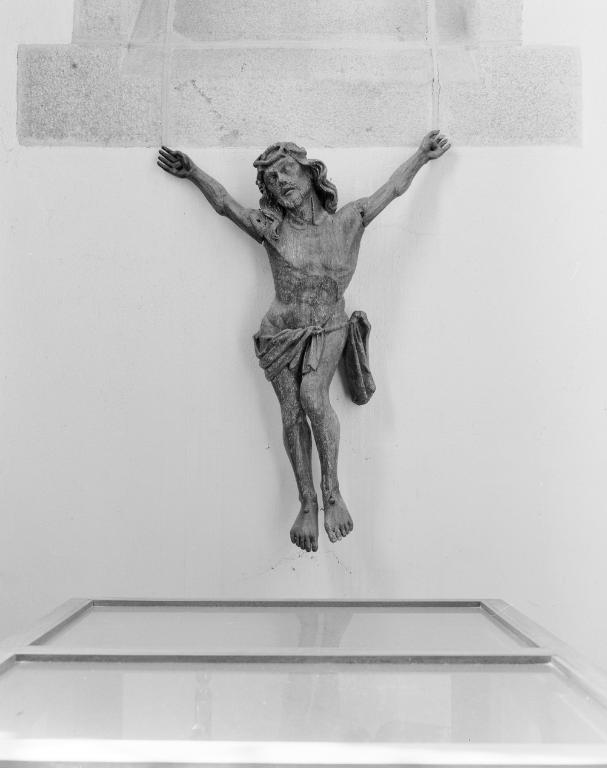 Croix : Christ en croix (1), église paroissiale Saint-Pierre (Arradon)