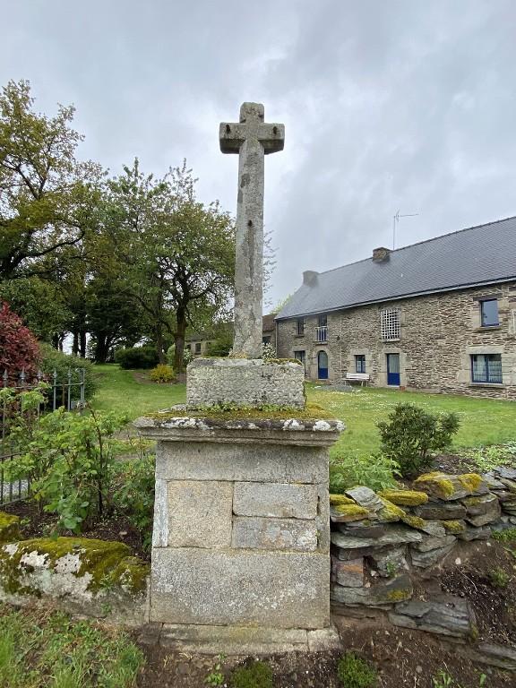 Croix de chemin, le Vieux-Bourg (Taupont)