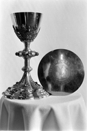 Calice, patène (2), église Paroissiale Notre-Dame (Kergrist-Moëlou)