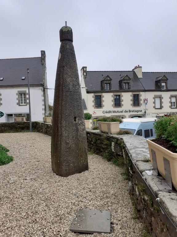 Mégalithe dit le Mât de Saint-Eneour, place de la République (Plonéour-Lanvern)