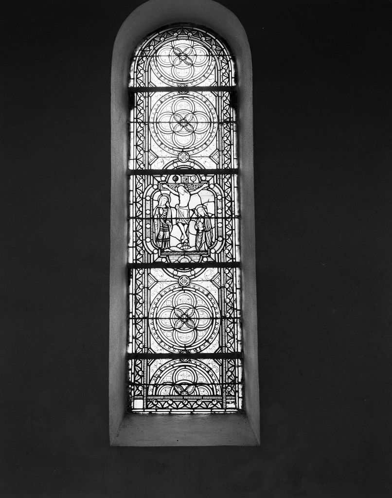 2 verrières figurées : Crucifixion, Résurrection du christ (baies 1 et 2), chapelle de la Madeleine (Guidel)