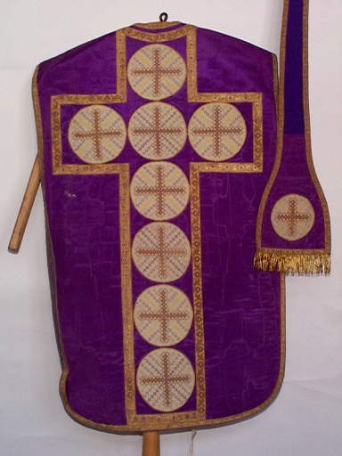 Ornement violet 4 : chasuble, étole, bourse de corporal