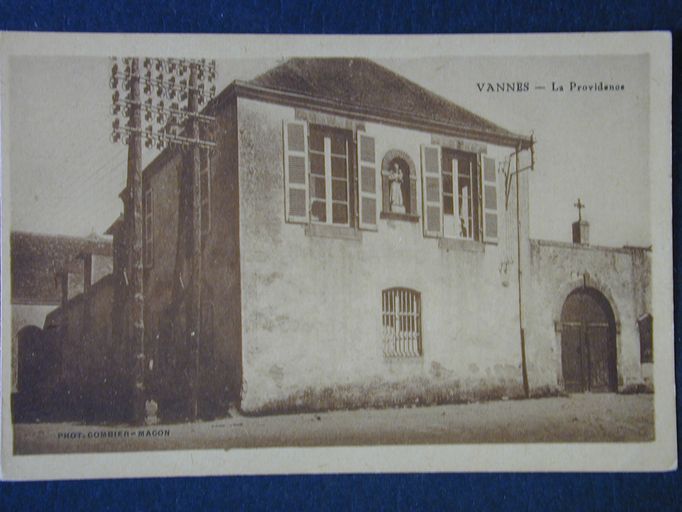 Hôpital Saint-Yves des soeurs de Saint-Vincent de Paul, dit hôpital des Incurables, puis établissement de bienfaisance dit la Providence, rue Jean Martin ;  rue de Saint-Tropez ; anciennement rue de la Confiance (Vannes)