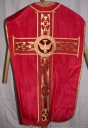 Ornement rouge 1 : chasuble, bourse de corporal, étole, manipule, voile de calice
